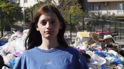  İzmir'in Buca ilçesinde yaşayanlar, sokaklarda biriken çöplere ve oluşan kötü