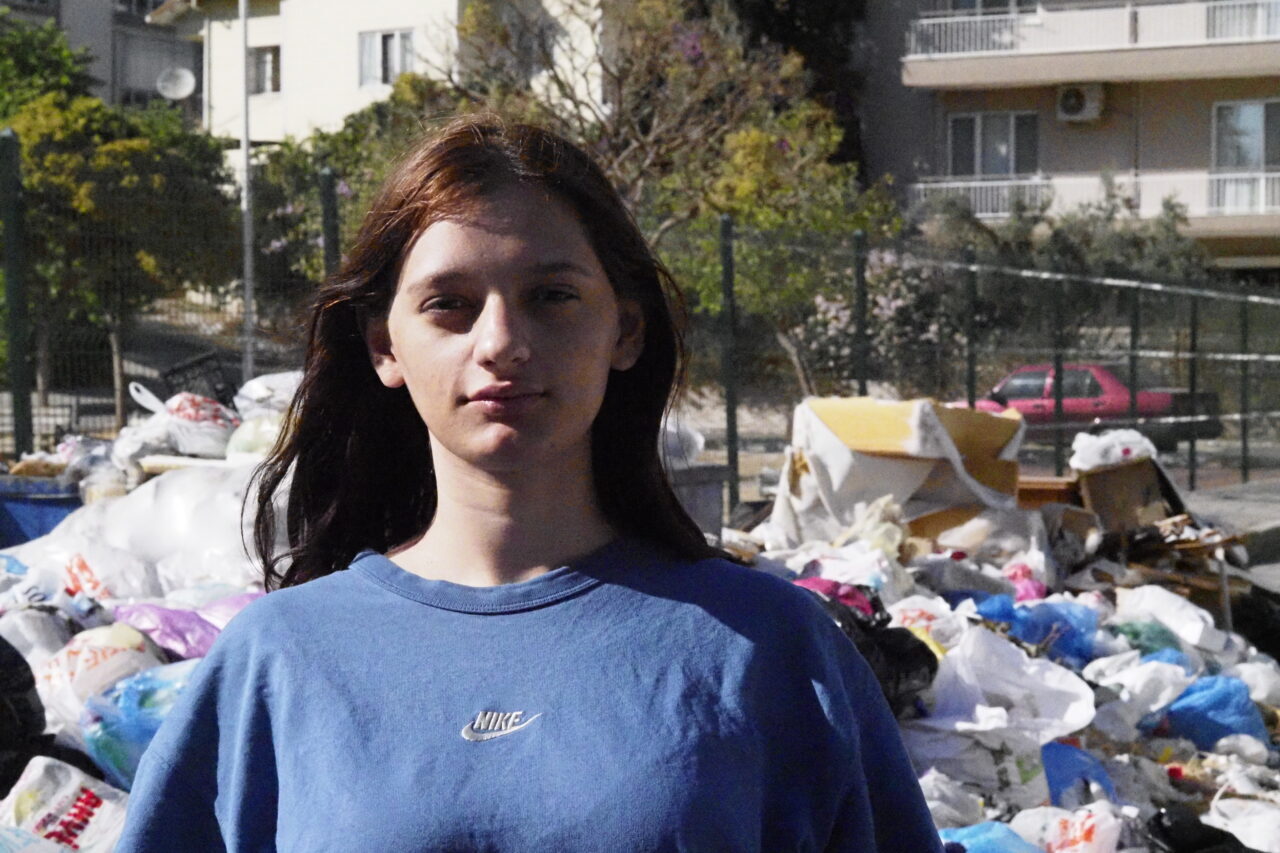  İzmir'in Buca ilçesinde yaşayanlar, sokaklarda biriken çöplere ve oluşan kötü