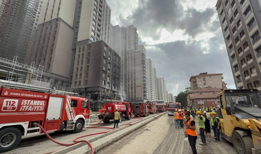 İstanbul Kadıköy'de inşaat halindeki 12 katlı binada çıkan yangın, itfaiye