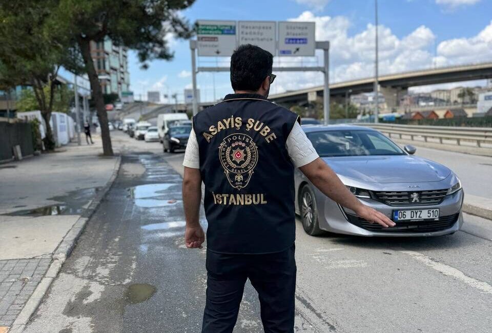 İstanbul Kadıköy'de yeni eğitim öğretim yılının ilk günü okul çevresinde