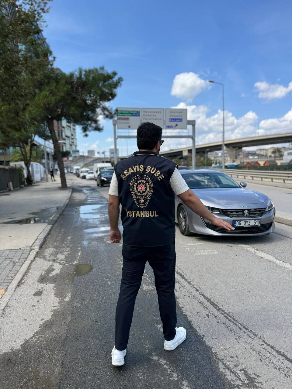 İstanbul Kadıköy'de yeni eğitim öğretim yılının ilk günü okul çevresinde