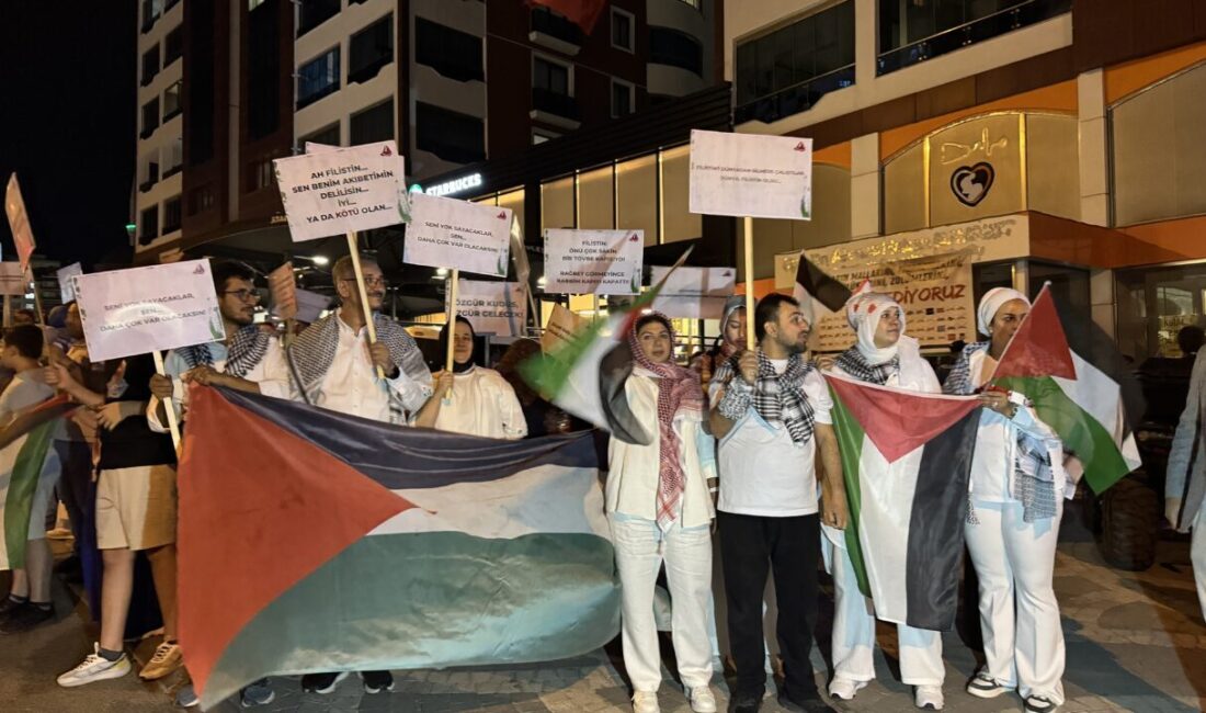  Kahramanmaraş'ın Onikişubat ilçesinde bir grup vatandaş, İsrail'in Gazze'ye yönelik saldırılarını