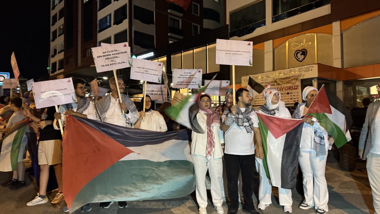  Kahramanmaraş'ın Onikişubat ilçesinde bir grup vatandaş, İsrail'in Gazze'ye yönelik saldırılarını