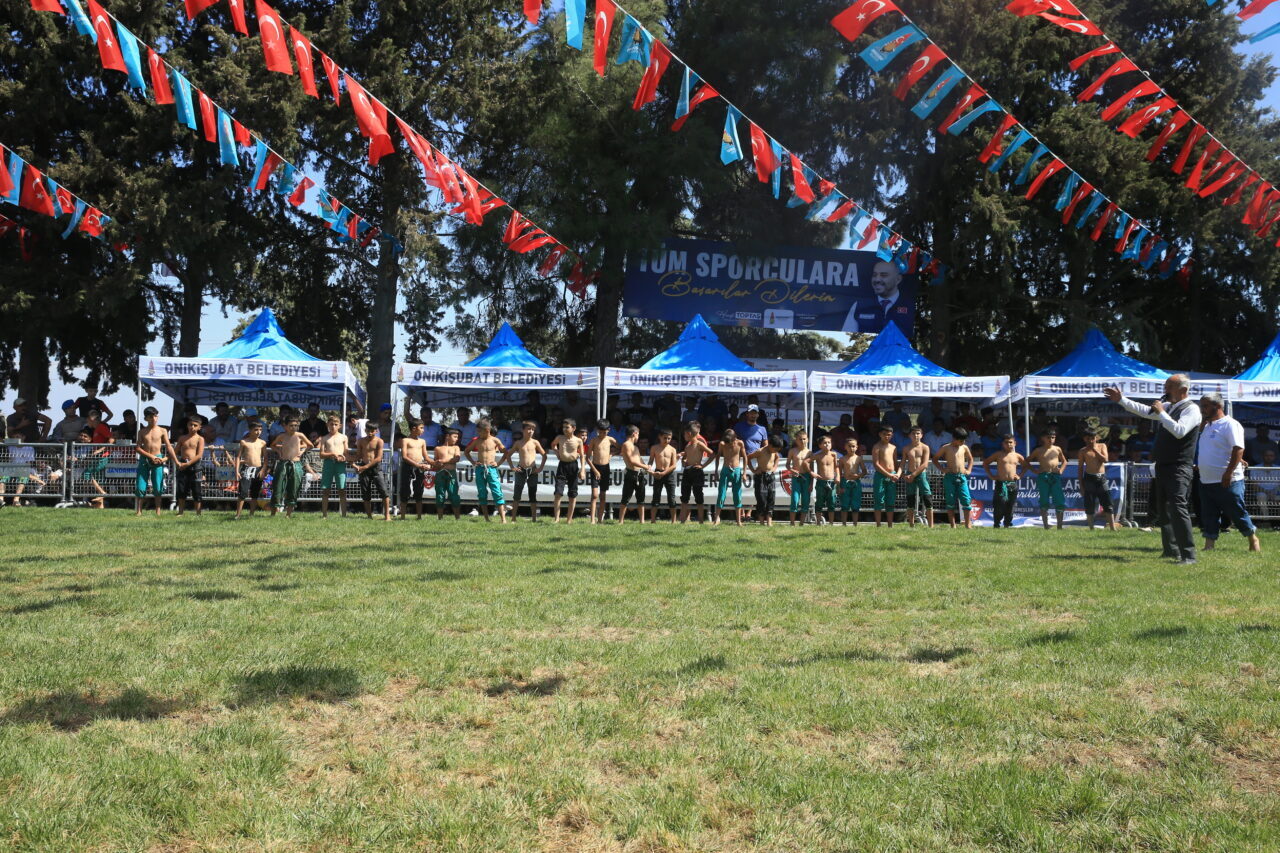Kahramanmaraş'ın Onikişubat ilçesinde "Uluslararası Hartlap Karakucak Güreş Festivali" düzenlendi.