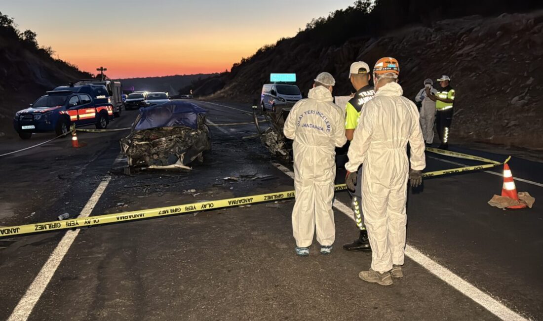  Karabük'ün Eflani ilçesinde 2 otomobilin çarpışması sonucu 3 kişi öldü,