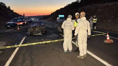  Karabük'ün Eflani ilçesinde 2 otomobilin çarpışması sonucu 3 kişi öldü,