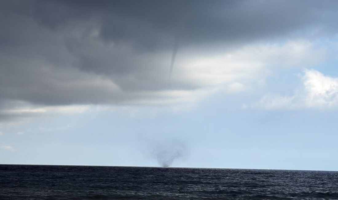 Samsun'un Alaçam ilçesinde denizde hortum meydana geldi.