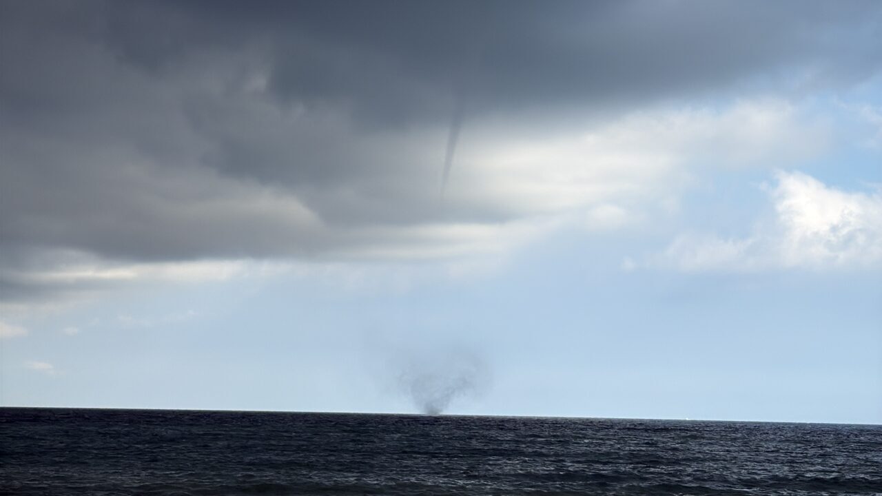 Samsun'un Alaçam ilçesinde denizde hortum meydana geldi.
