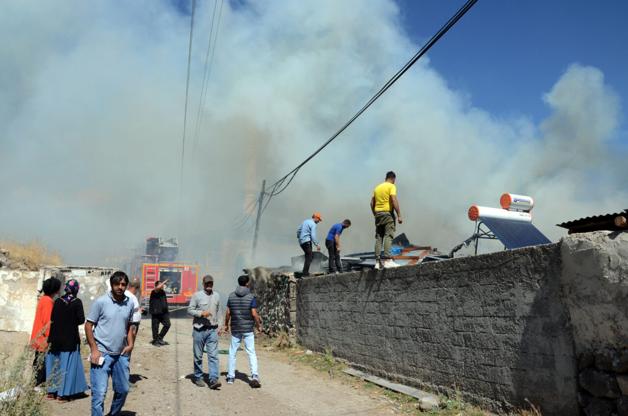 Kars'ın Sarıkamış ilçesinde çıkan yangında, 2 ev ile 2 samanlık