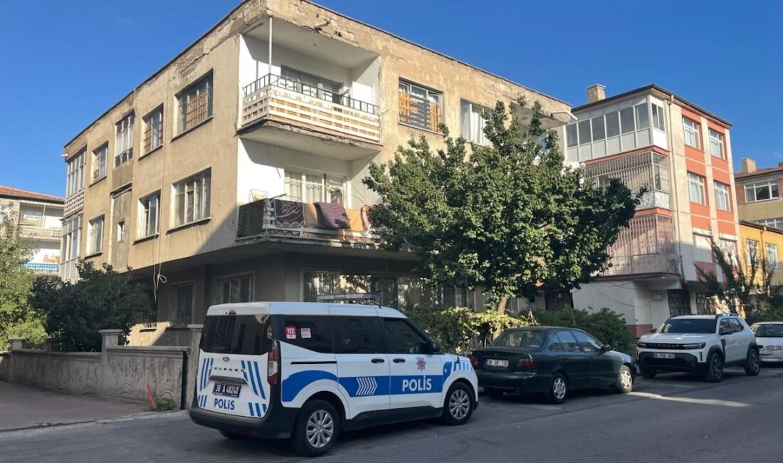  Kayseri'nin Kocasinan ilçesinde balkondan düşen 2 yaşındaki çocuk hastaneye kaldırıldı.