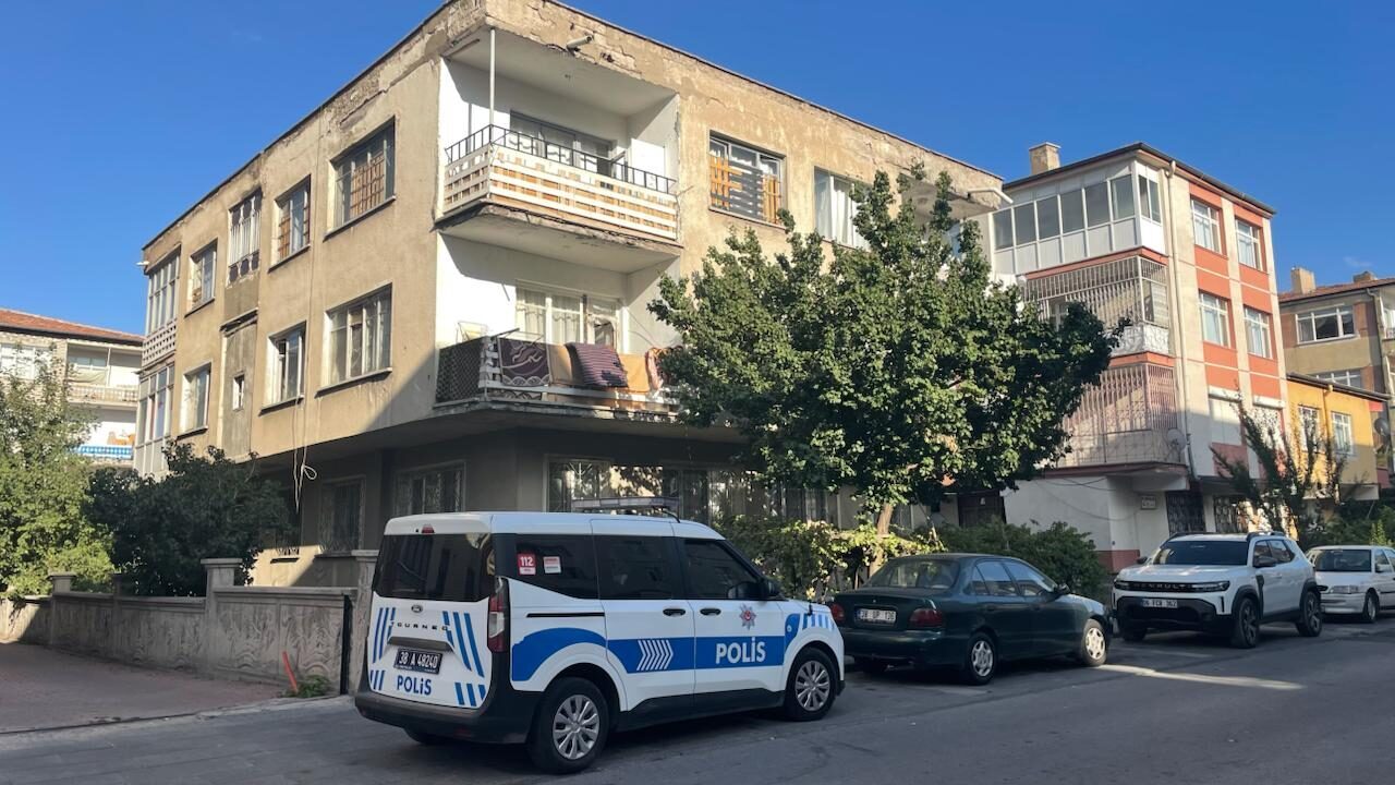  Kayseri'nin Kocasinan ilçesinde balkondan düşen 2 yaşındaki çocuk hastaneye kaldırıldı.