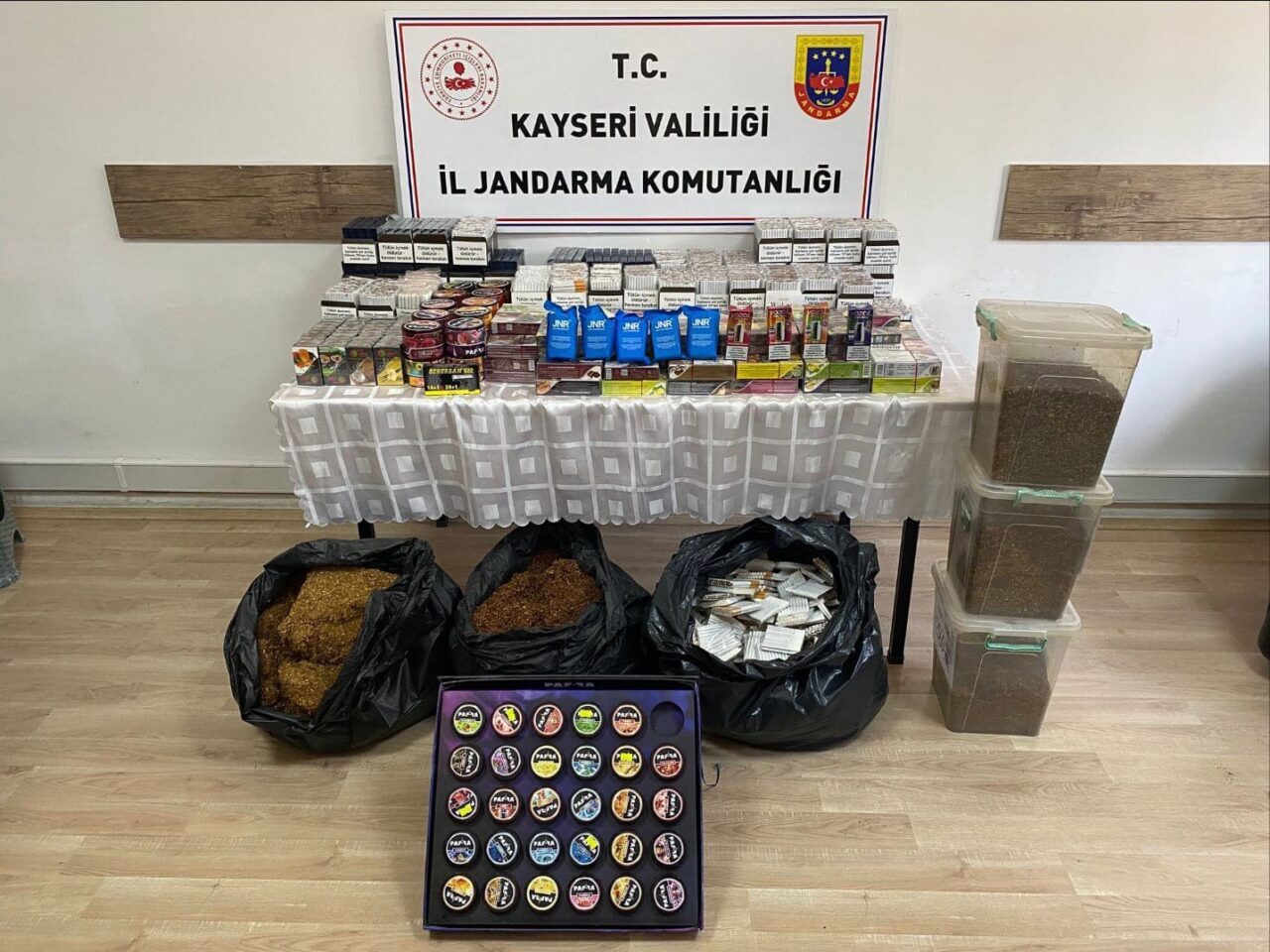 Kayseri'de kaçak sigara operasyonunda 2 şüpheli gözaltına alındı.