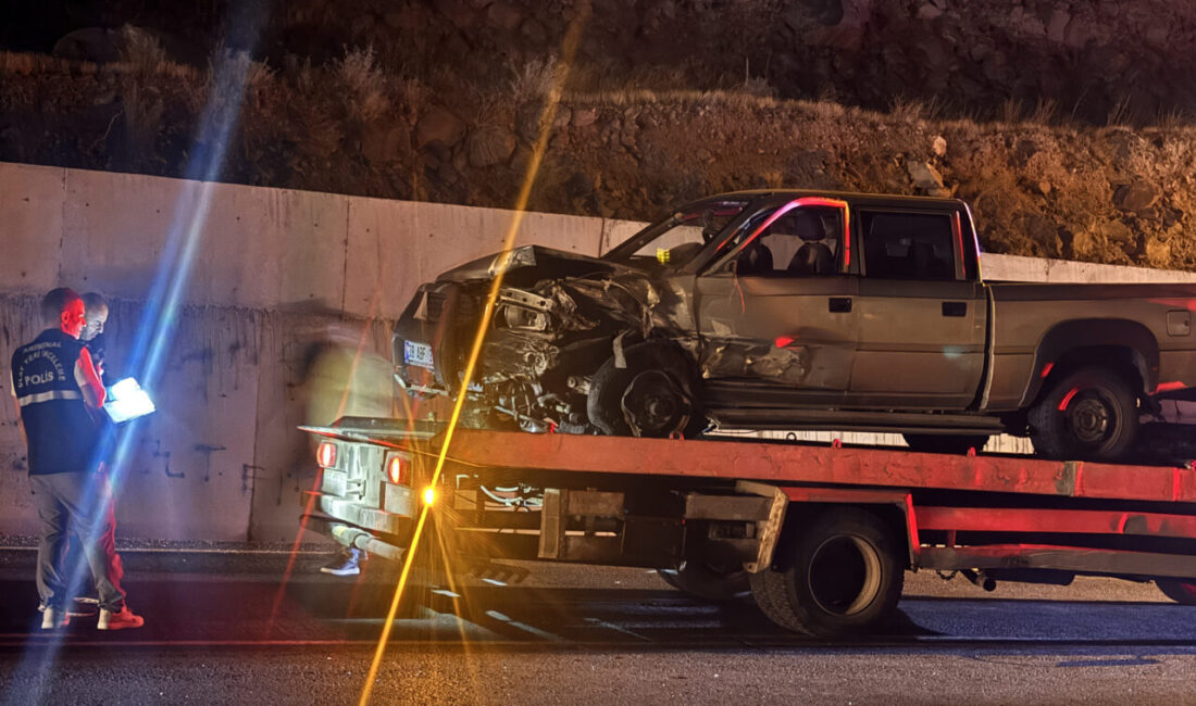 Kayseri'de pikapla otomobilin çarpıştığı kazada 1 kişi öldü, 3 kişi