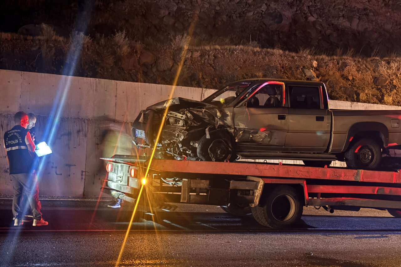 Kayseri'de pikapla otomobilin çarpıştığı kazada 1 kişi öldü, 3 kişi