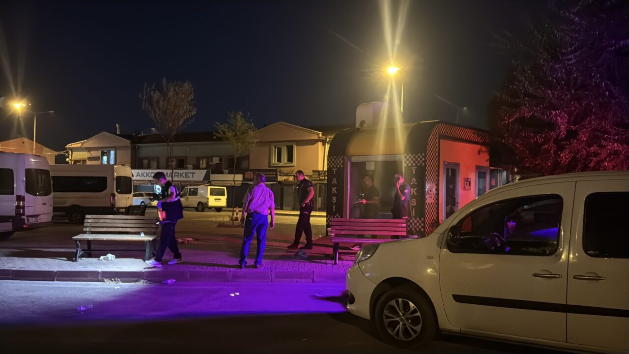 Kayseri'nin Kocasinan ilçesinde çıkan bıçaklı kavgada taksi şoförü ağır yaralandı.