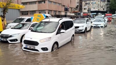 Kırıkkale'de aniden bastıran sağanak, yaşamı olumsuz etkiledi.