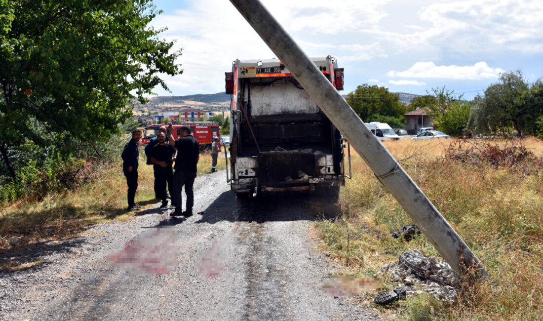 Kırıkkale Belediyesine ait çöp kamyonunun elektrik direğine çarpması sonucu 2