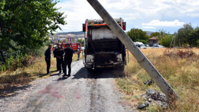 Kırıkkale Belediyesine ait çöp kamyonunun elektrik direğine çarpması sonucu 2