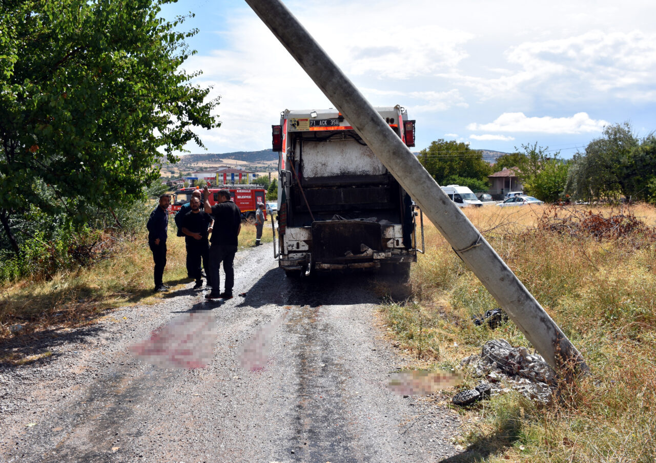 Kırıkkale Belediyesine ait çöp kamyonunun elektrik direğine çarpması sonucu 2