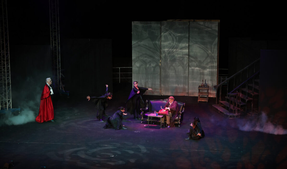 İstanbul ve Ankara Devlet Tiyatrosu ortak yapımı "Dracula: Bir Dehşet