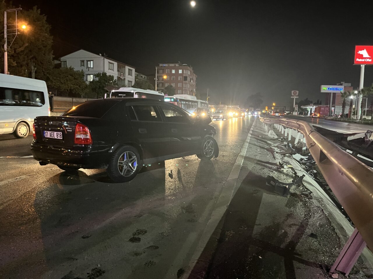 Kocaeli'nin Körfez ilçesinde aynı yönde ilerleyen iki otomobilin çarpışması sonucu