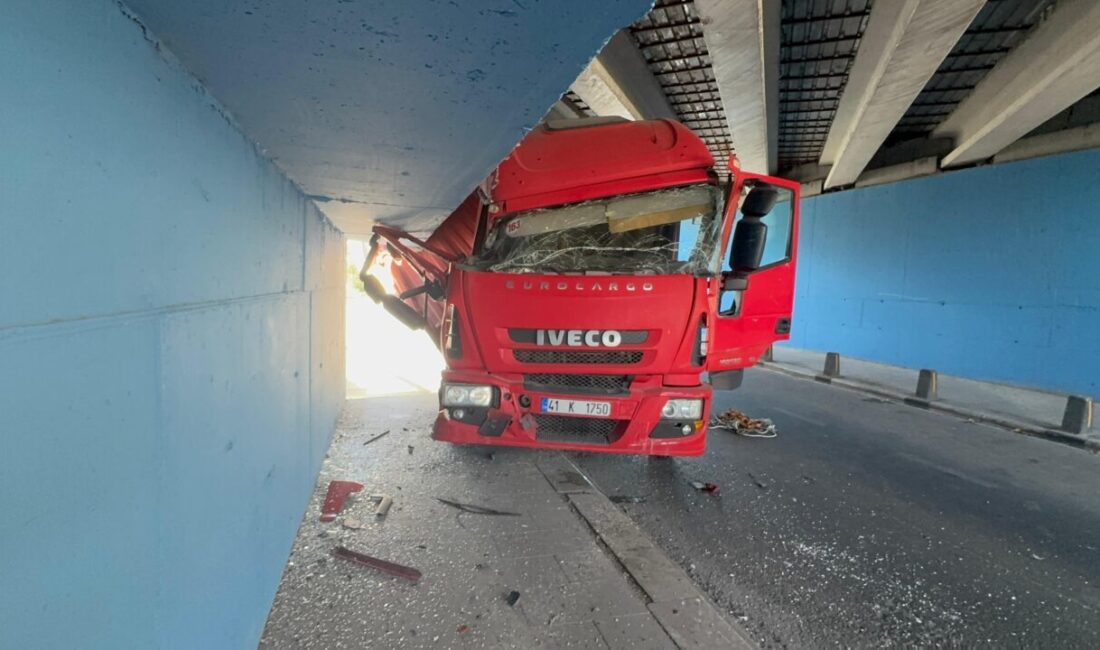  İstanbul'un ilçesi Küçükçekmece'de alt geçide çarparak sıkışan kamyonda, sürücünün 11