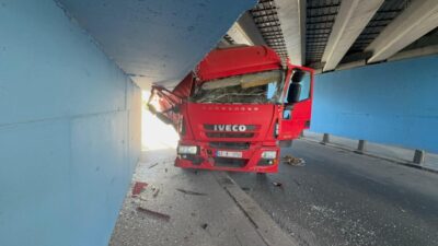  İstanbul'un ilçesi Küçükçekmece'de alt geçide çarparak sıkışan kamyonda, sürücünün 11