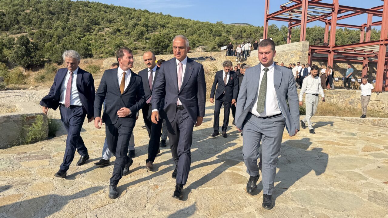 Kültür ve Turizm Bakanı Mehmet Nuri Ersoy, Artvin'in Ardanuç ilçesindeki