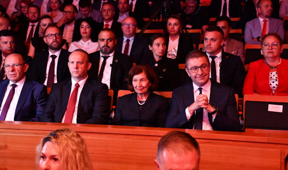 Kuzey Makedonya'nın başkenti Üsküp'te bağımsızlığın 34. yıl dönümü kutlandı.