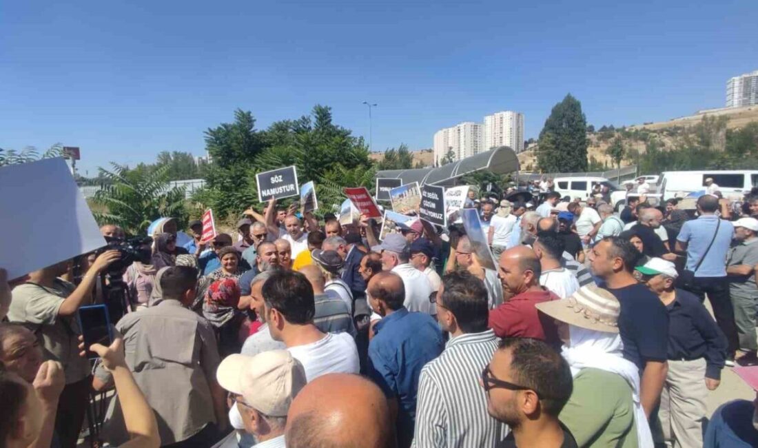 Ankara’nın ilçesi Mamak’ta kentsel dönüşüm mağdurları, konutlarına kavuşamadığı gerekçesiyle eylem
