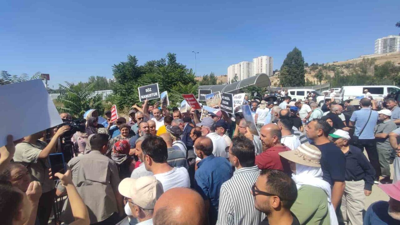 Ankara’nın ilçesi Mamak’ta kentsel dönüşüm mağdurları, konutlarına kavuşamadığı gerekçesiyle eylem
