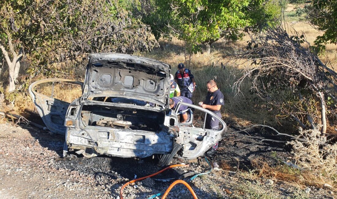  Manisa'nın Demirci ilçesinde iki otomobilin çarpışması sonucu 3 kişi hayatını