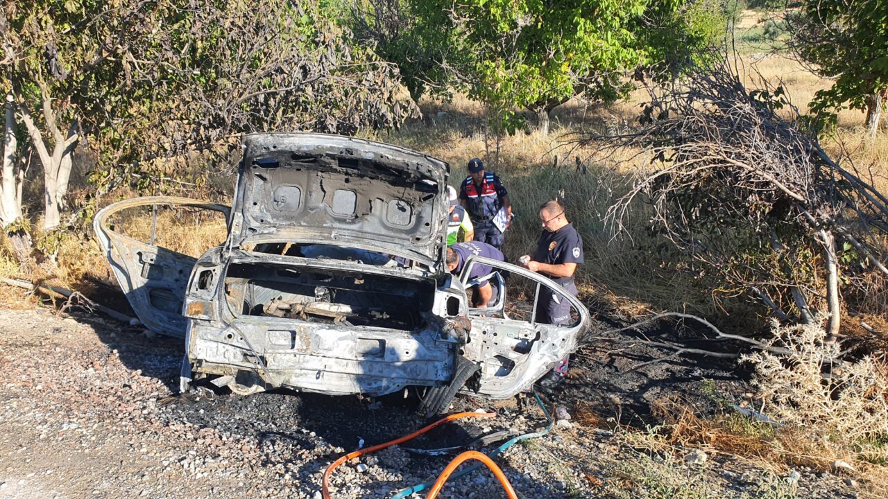  Manisa'nın Demirci ilçesinde iki otomobilin çarpışması sonucu 3 kişi hayatını