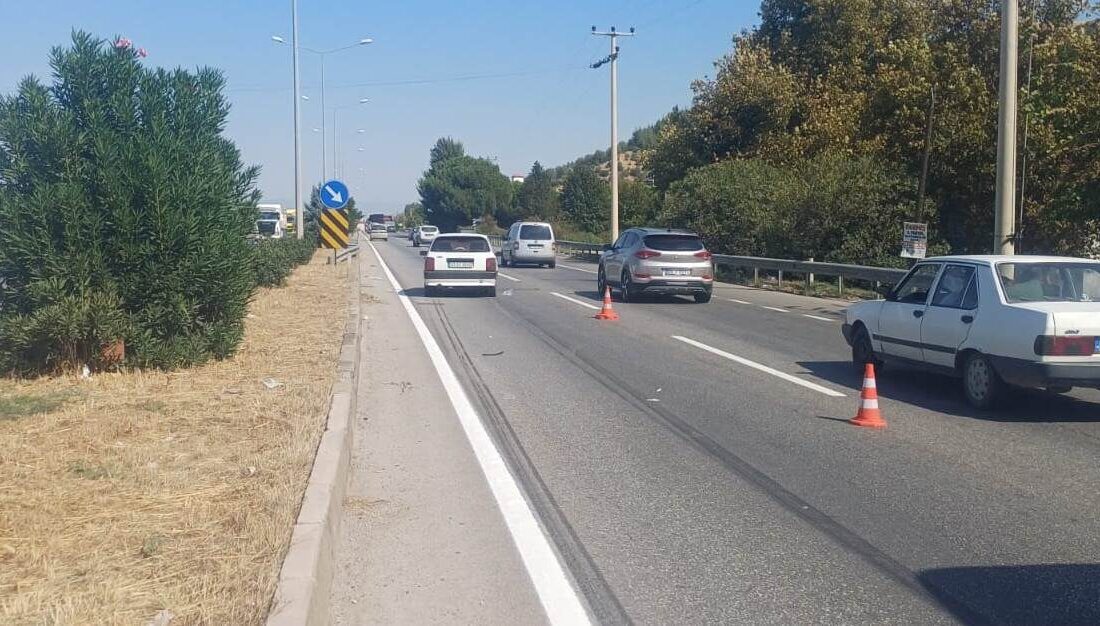  Manisa'nın Salihli ilçesinde yolun karşısına geçerken otomobilin çarptığı kadın öldü.