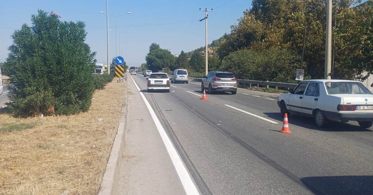  Manisa'nın Salihli ilçesinde yolun karşısına geçerken otomobilin çarptığı kadın öldü.