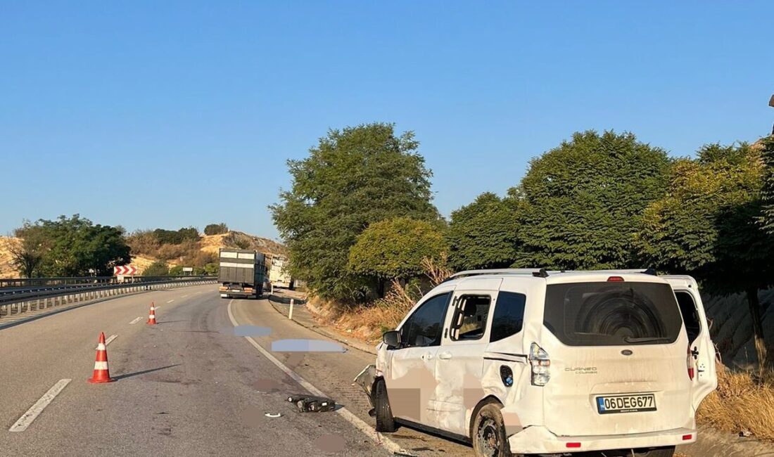Manisa'nın Kula ilçesinde yol kenarında otomobillerinin patlayan lastiğini değiştiren çift,