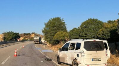 Manisa'nın Kula ilçesinde yol kenarında otomobillerinin patlayan lastiğini değiştiren çift,