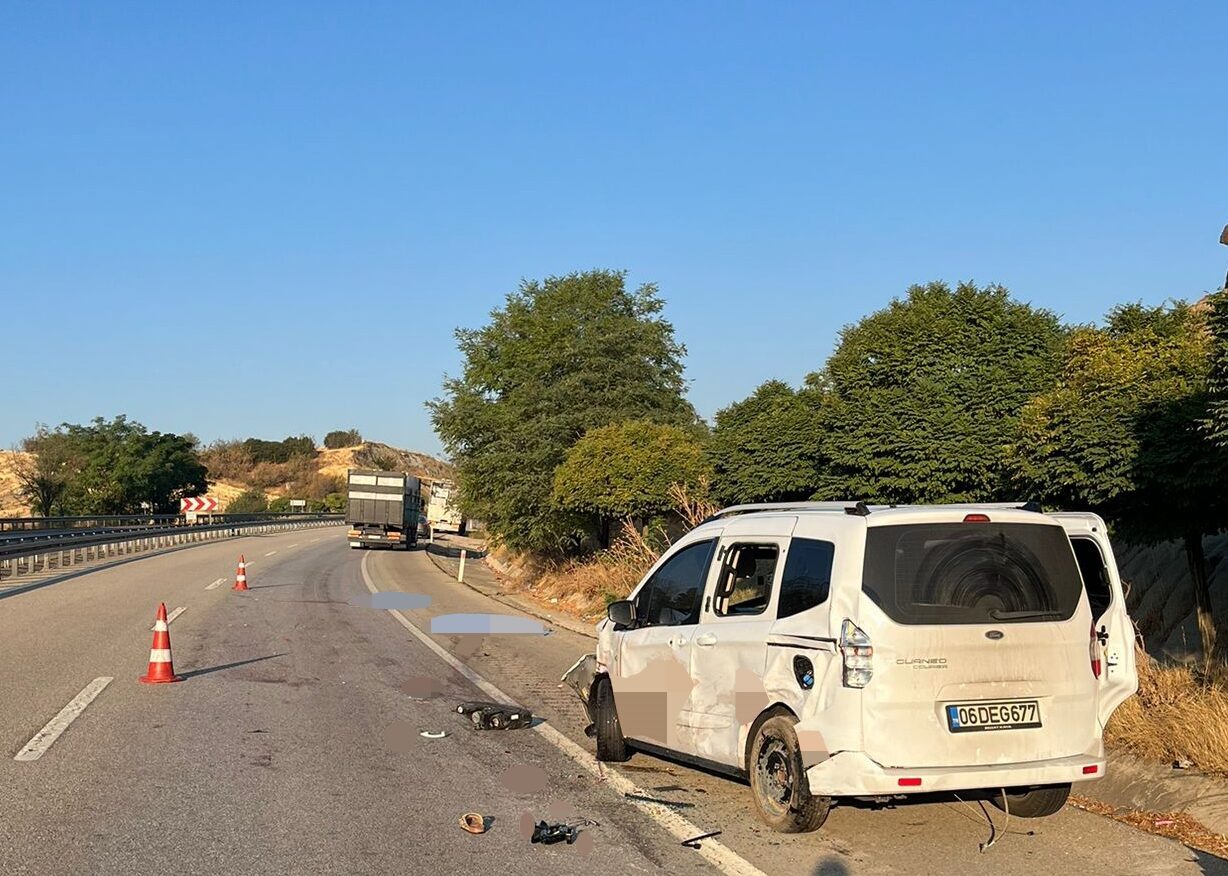 Manisa'nın Kula ilçesinde yol kenarında otomobillerinin patlayan lastiğini değiştiren çift,