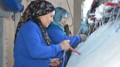 Türkiye'de cami ve el dokuma halıcılığının önemli merkezlerinden Manisa'nın Demirci