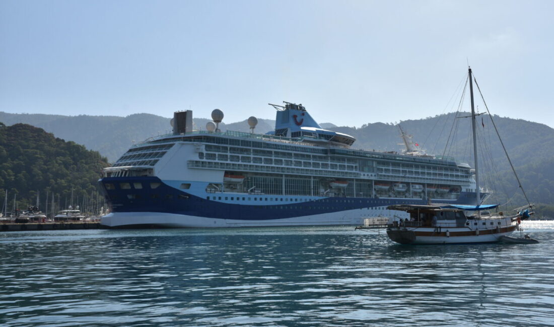  Bahamalar bayraklı "Marella Discovery 2" isimli kruvaziyer, 1855 yolcusuyla Muğla'nın