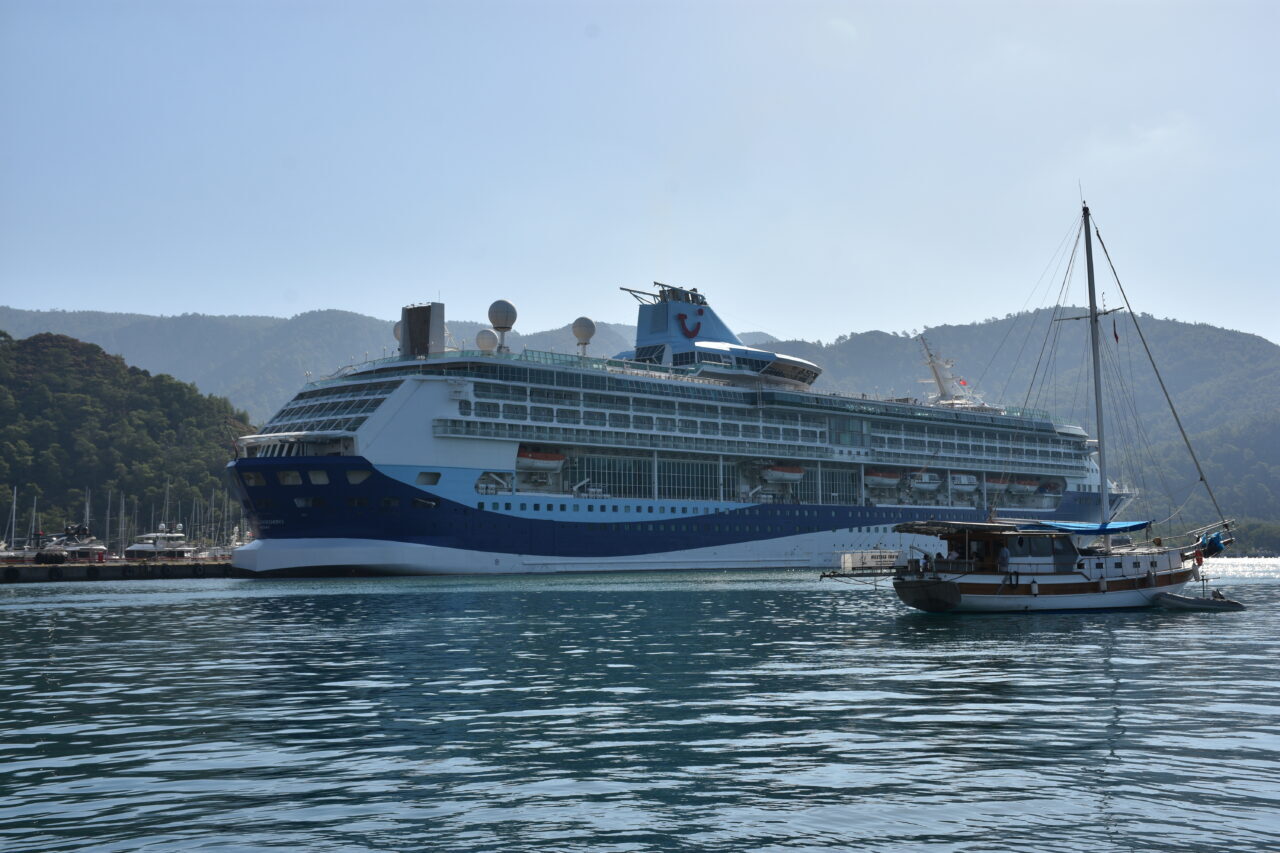  Bahamalar bayraklı "Marella Discovery 2" isimli kruvaziyer, 1855 yolcusuyla Muğla'nın