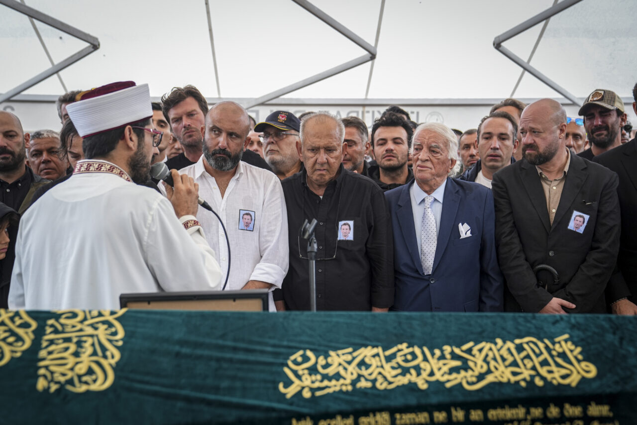 Balıkesir'in Marmara Adası açıklarında 4 Ağustos'ta teknesi parçalanmış bulunan ve