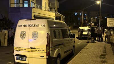 Mersin'in Toroslar ilçesinde bir kadın, 5 yaşındaki oğlunu bıçakla öldürdü.