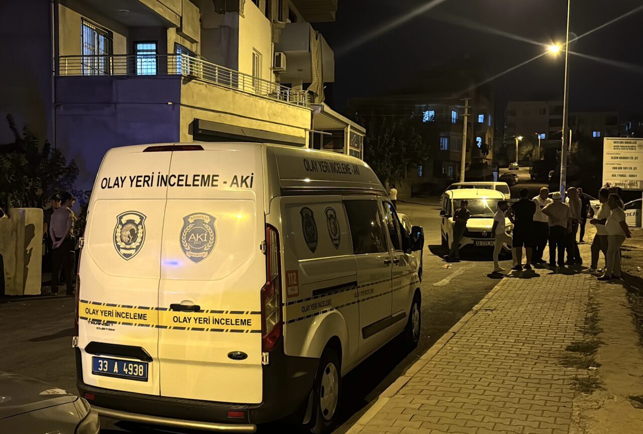 Mersin'in Toroslar ilçesinde bir kadın, 5 yaşındaki oğlunu bıçakla öldürdü.