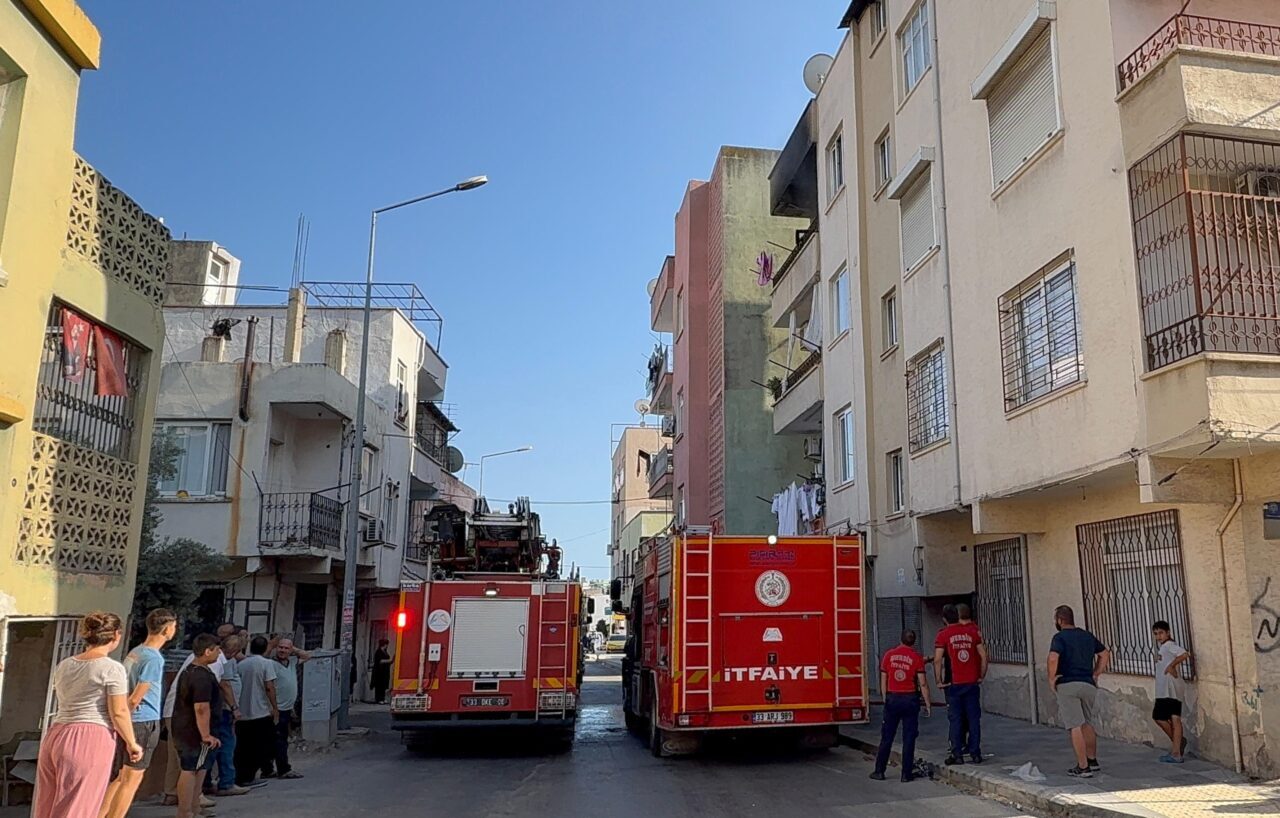 Mersin'in Toroslar ilçesinde, kiracı olarak oturduğu apartman dairesinde yangın çıkaran