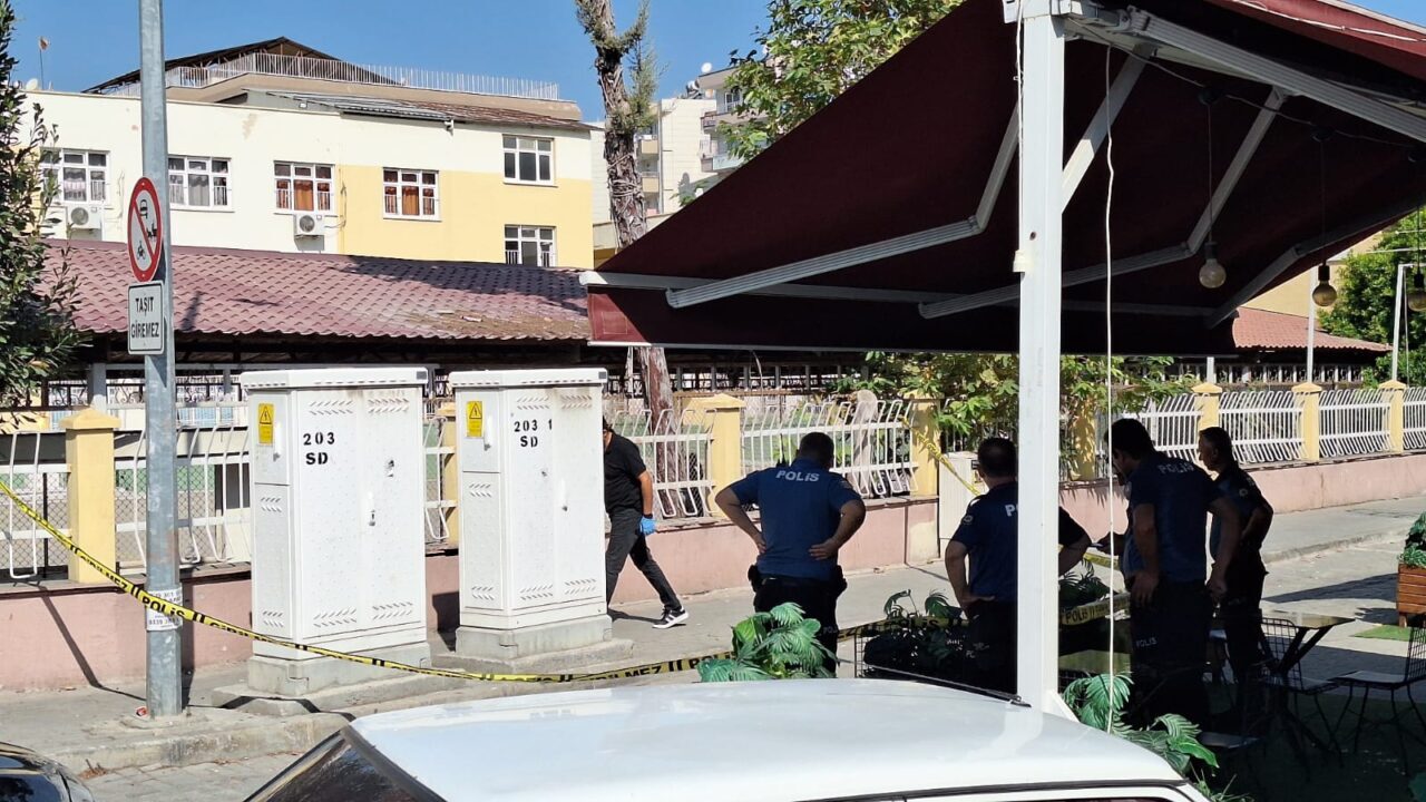 Mersin'in Tarsus ilçesinde, sokakta silahlı saldırıyı uğrayan kişi ağır yaralandı.