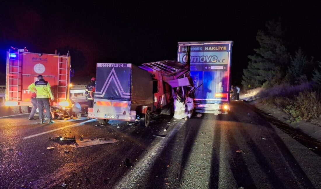 Mersin'in Tarsus ilçesinde tarım işçilerini taşıyan minibüsün tıra çarpması sonucu