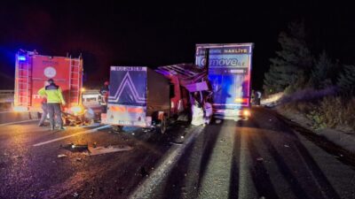 Mersin'in Tarsus ilçesinde tarım işçilerini taşıyan minibüsün tıra çarpması sonucu