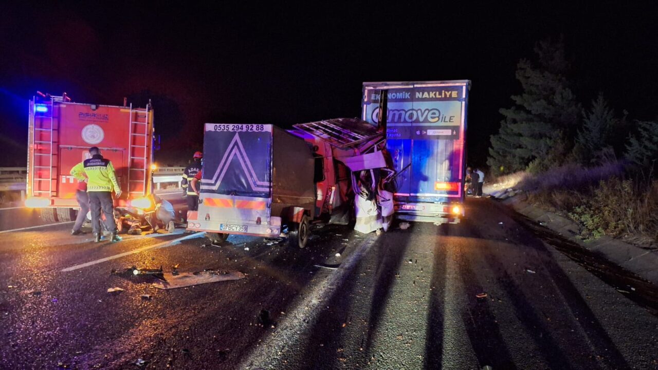 Mersin'in Tarsus ilçesinde tarım işçilerini taşıyan minibüsün tıra çarpması sonucu