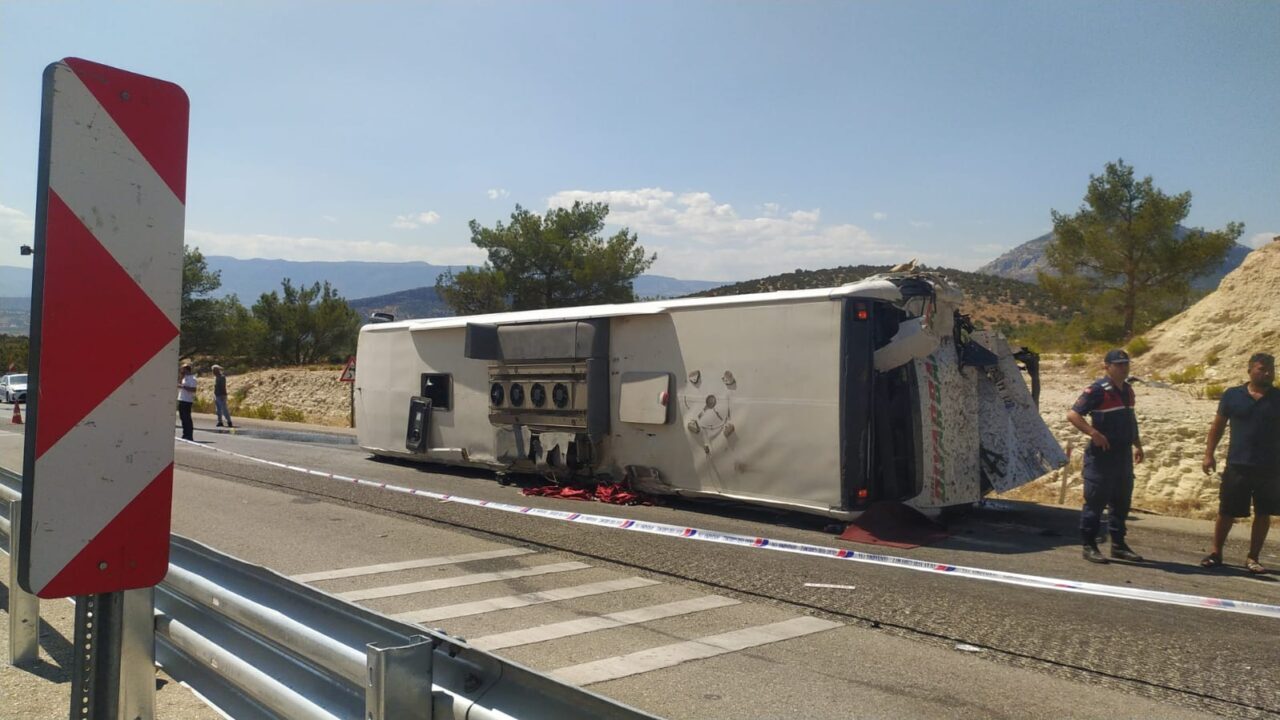 Mersin'in Mut ilçesinde tır yolcu otobüsüne çarptı.